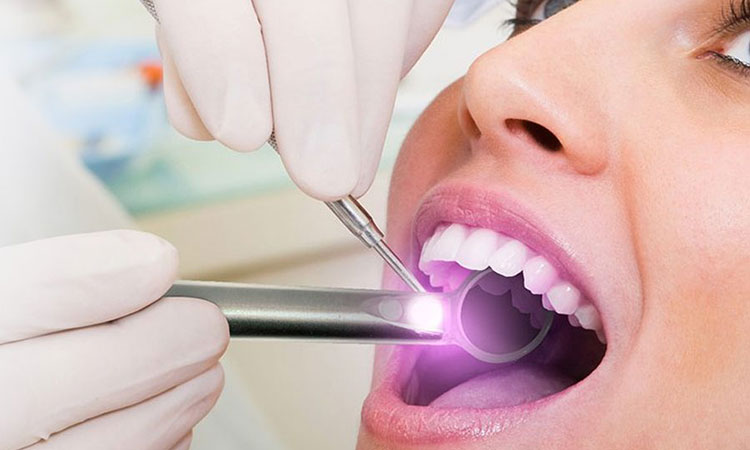 دندانپزشکی بدون درد از لیزر برای درمان استفاده می‌کند. این نوع لیزر در دندانپزشکی کاربردهای فراوانی دارد-نعمت اللهی