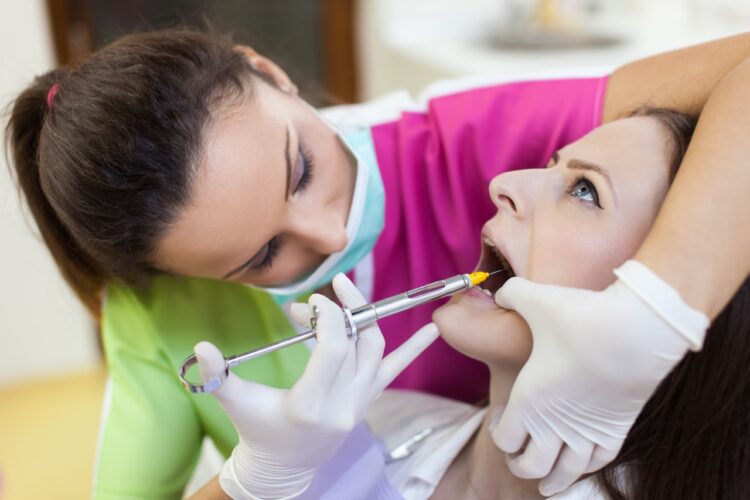 عوارض تزریق مواد بی حس کننده به دندان در دوران بارداری
